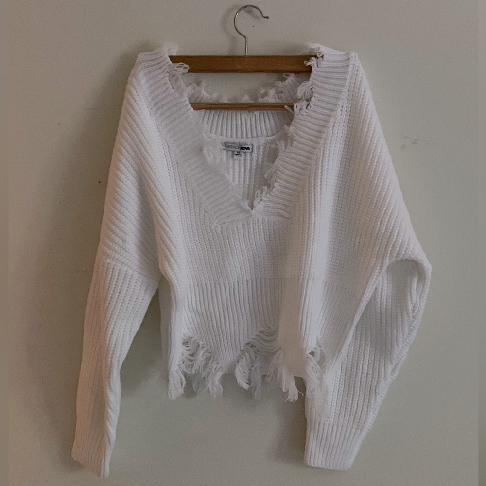 FASHION NOVA size XS white Sweater ribbed and distressed